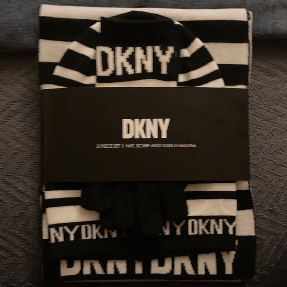 NWT ⭐️ DKNY black & white Striped winter 3 piece set w/ scarf, hat & gloves. - Picture 4 of 7